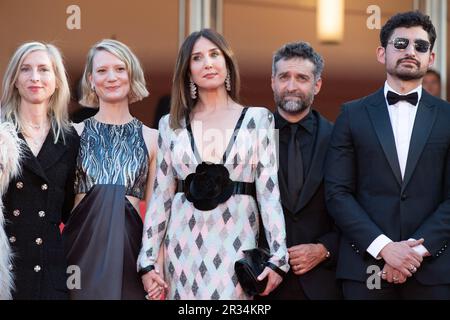 Cannes, Frankreich. 22. Mai 2023. Amir El-Masry, Florence Baker, Jessica Hausner, Elsa Zylberstein, Luke Barker, Mia Wasikowska, Lukas Turtur, Philippe Bober, Mathieu Demy, die am 22. Mai 2023 im Rahmen des Filmfestivals 76. in Cannes, Frankreich, am Club Zero Premiere teilnehmen. Foto: Aurore Marechal/ABACAPRESS.COM Kredit: Abaca Press/Alamy Live News Stockfoto