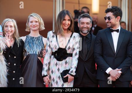 Cannes, Frankreich. 22. Mai 2023. Amir El-Masry, Florence Baker, Jessica Hausner, Elsa Zylberstein, Luke Barker, Mia Wasikowska, Lukas Turtur, Philippe Bober, Mathieu Demy, die am 22. Mai 2023 im Rahmen des Filmfestivals 76. in Cannes, Frankreich, am Club Zero Premiere teilnehmen. Foto: Aurore Marechal/ABACAPRESS.COM Kredit: Abaca Press/Alamy Live News Stockfoto