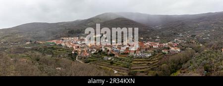 Fotografía Panorámica del hermoso pueblo 'Garganta la Olla' en una tarde lluviosa, Extremadura, España Stockfoto