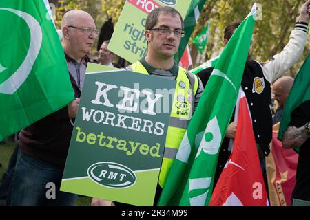 Demonstranten halten während der Demonstration auf dem Parliament Square in London ein GMT-Plakat gegen die umstrittenen Rechtsvorschriften der Regierung über Mindestleistungen bei Streiks, die Gewerkschaften warnen, dass Arbeitnehmer entlassen werden könnten, weil sie legal für Arbeitskampfmaßnahmen stimmen. Foto: Montag, 22. Mai 2023. Stockfoto