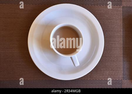 Kaffeetasse auf Tisch Stockfoto