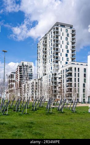 Modernes Wohnviertel entlang der Toulouser Allee, Hochhäuser mit Wohnungen und Büros, auf ehemaligen Bahnhöfen, Güterbahnhof und Industriegebiet Stockfoto