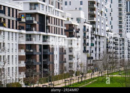 Modernes Wohnviertel entlang der Toulouser Allee, Hochhäuser mit Wohnungen und Büros, auf ehemaligen Bahnhöfen, Güterbahnhof und Industriegebiet Stockfoto