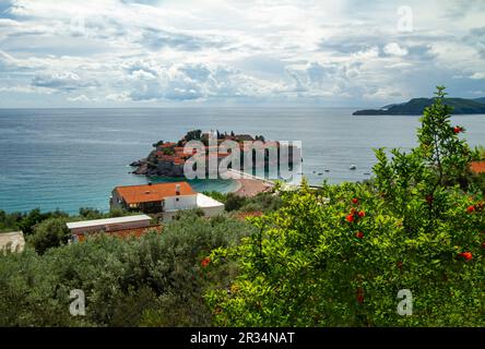 Panoramablick auf die Stefan-Insel, eine kleine Adria-Insel in der Nähe des Stadtzentrums von Budva in Montenegro. Stockfoto