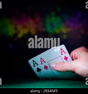 Kraftvolle Pokerhand mit zwei Assen Stockfoto