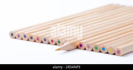 Bunte Holzstifte auf weißem Hintergrund Stockfoto