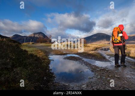 Senderistas realizando un Trekking, valle de Glen Coe, Geoparque Lochaber, Highlands, Escocia, Reino Unido. Stockfoto