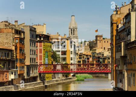 puente de las Peixeterias Velles sobre el rio Onyar, la iglesia de Sant Feliul al fondo, Girona, Catalunya, spanien, europa. Stockfoto