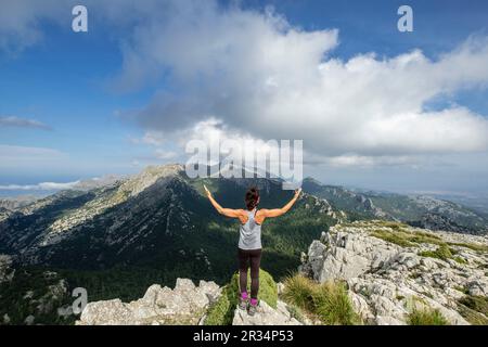 Escursionista en La Cima de Puig des Tossals Verds, 1118 mts, Escorca, Paraje natural de la Serra de Tramuntana, Mallorca, Balearen, Spanien. Stockfoto