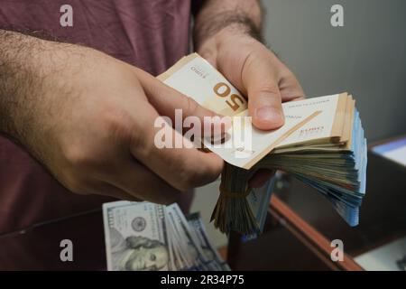 Geschäftsmann, der Euro zählt. Finanzierungs- und Bargeldkonzept für die Wirtschaftskrise. Stockfoto
