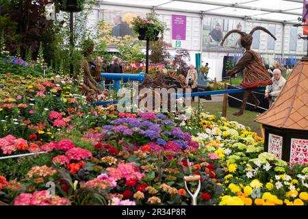 Chelsea, London, Großbritannien. 22. Mai 2023. Die Parks und Freiflächen des Birmingham wurden 2023 durch die Chelsea Flower Show gefördert. Die 631 Parks und Freiflächen von Birmingham werden durch den diesjährigen Eintritt der RHS Chelsea Flower Show vom stadtrat gefeiert und gefördert. Gesponsert von Lendlease zeigt die Ausstellung eine Vielzahl von Aspekten der Geschichte der Parks in der Stadt, während der rat um seine elfte Goldmedaille in Folge anbietet. Kredit: Maureen McLean/Alamy Live News Stockfoto