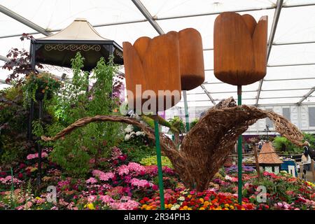 Chelsea, London, Großbritannien. 22. Mai 2023. Die Parks und Freiflächen des Birmingham wurden 2023 durch die Chelsea Flower Show gefördert. Die 631 Parks und Freiflächen von Birmingham werden durch den diesjährigen Eintritt der RHS Chelsea Flower Show vom stadtrat gefeiert und gefördert. Gesponsert von Lendlease zeigt die Ausstellung eine Vielzahl von Aspekten der Geschichte der Parks in der Stadt, während der rat um seine elfte Goldmedaille in Folge anbietet. Kredit: Maureen McLean/Alamy Live News Stockfoto