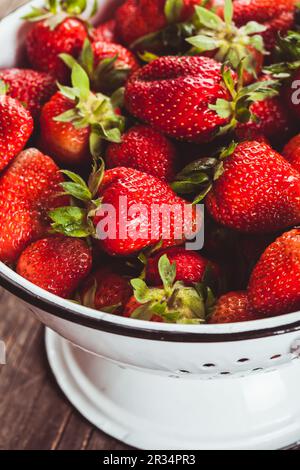 Erdbeeren in Sieb Stockfoto