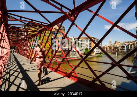 puente de las Pescaterias Velles, fabricado por la casa Eiffel en 1877, sobre el rio Onyar, con la iglesia de Sant Feliu al fondo, Girona, Catalunya, spanien, europa. Stockfoto