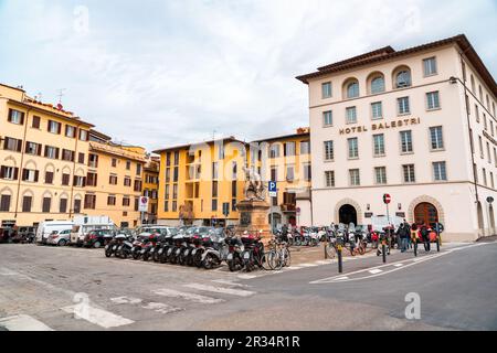 Florenz, Italien - 6. April 2022: Das Denkmal der Piazza Mentana ist eine Bronzestatue aus dem frühen 20. Jahrhundert auf dem Mentana-Platz von Florenz, Stockfoto