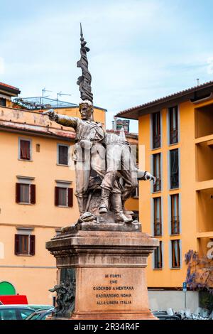 Florenz, Italien - 6. April 2022: Das Denkmal der Piazza Mentana ist eine Bronzestatue aus dem frühen 20. Jahrhundert auf dem Mentana-Platz von Florenz, Stockfoto