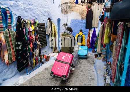 turistas en la medina, Chefchauen, -Chauen-, Marruecos, norte de Africa, continente africano. Stockfoto