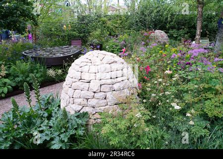 Chelsea, London, Großbritannien. 22. Mai 2023. Das rollstuhlgerechte Projekt Give Back, Horatio's Garden bei der RHS Chelsea Flower Show. Kredit: Maureen McLean/Alamy Live News Stockfoto