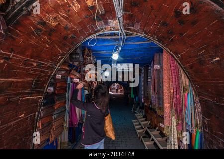 Frau in einem Taschengeschäft, marrakesch, marokko, afrika. Stockfoto