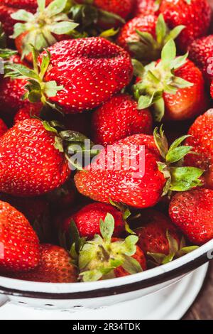 Erdbeeren in Sieb Stockfoto