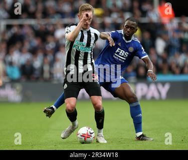 Newcastle, Großbritannien. 22. Mai 2023Newcastle United's Sean Longstaff in Aktion mit Leicester Citys Boubakary Soumare während des Premier League-Spiels zwischen Newcastle United und Leicester City in St. James's Park, Newcastle am Montag, den 22. Mai 2023. (Foto: Mark Fletcher | MI News) Guthaben: MI News & Sport /Alamy Live News Stockfoto