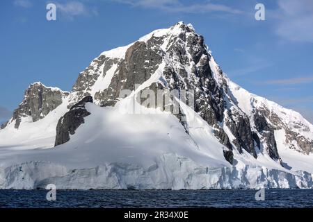 Schneebedeckte Berge und Felsen der Antarktis Stockfoto