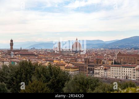 Florenz, Italien - 6. April 2022: Panoramablick auf Florenz von den Rosengärten, Giardini delle Rose, Toskana, Italien Stockfoto