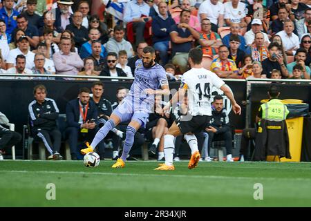 Jose Gaya von Valencia CF, Karim Benzema von Real Madrid CF in Aktion während der regulären Saison La Liga Santander Runde 35 am 21. Mai 2023 Spiel ro Stockfoto