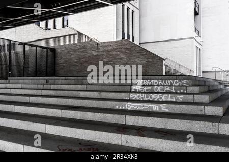 Graffiti auf den Stufen unterhalb der Franklinbrücke, einer Straße und Fußgängerbrücke in Düsseldorf-Pempelfort, Zerstörung ist der Schlüssel, Düsseldorf, NRW, Deutschland Stockfoto