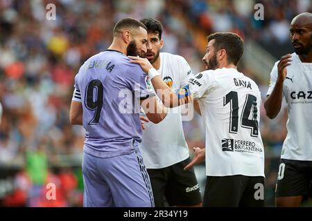 Karim Benzema von Real Madrid CF, Jose Gaya von Valencia CF in Aktion während der regulären Saison La Liga Santander Runde 35 am 21. Mai 2023 Spiel ro Stockfoto