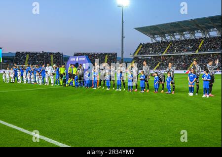 Empoli, Italien. 22. Mai 2023. Carlo Castellani Stadion, Empoli, Italien, 22. Mai 2023, Die Teams auf dem Rasen während des Spiels Empoli FC gegen Juventus FC – italienische Fußballserie A Credit: Live Media Publishing Group/Alamy Live News Stockfoto