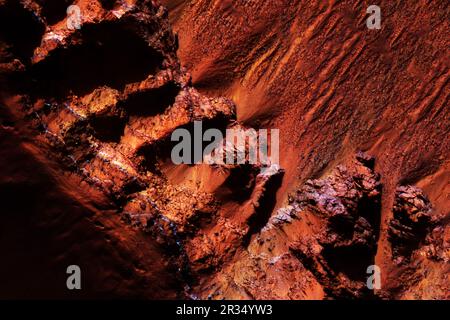 Oberfläche des Planeten Mars. Elemente dieses Bildes, die der NASA entsprechen. Hochwertiges Foto Stockfoto