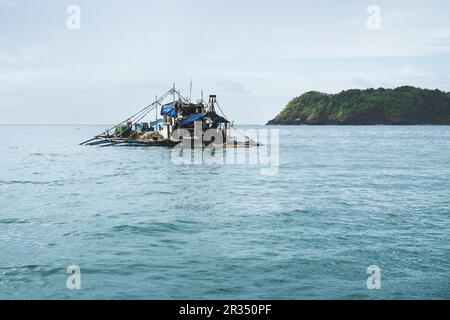 Traditionelles dreckiges altes Fischerboot im Ozean von Palawan, Philippinen Stockfoto