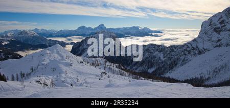 Panoramablick in der österreichischen Skiarena Nassfeld in Richtung der Montasio-Gebirgsgruppe in Italien. Stockfoto