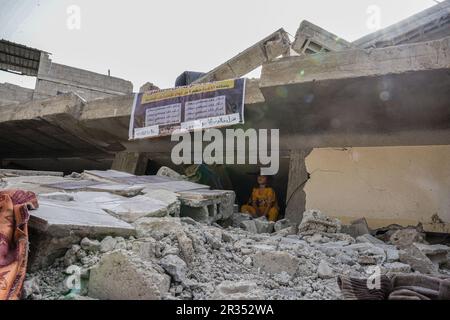 Gaza, Palästina. 22. Mai 2023. (INT) die Palästinenser sitzen auf ihrem Haus, das von den israelischen Besatzungsflugzeugen zerstört wurde. 22. Mai 2023, Gaza, Palästina: Palästinenser aus der Familie Nabhan sitzen auf den Trümmern ihres Hauses, das von den israelischen Besatzungsflugzeugen in Jabalia im nördlichen Gazastreifen zerstört wurde. Mehr als 50 Menschen lebten im Haus, darunter 5 Menschen mit besonderen Bedürfnissen. Kredit: Saher Elghorra/Thenews2 (Foto: Saher Elghorra/Thenews2/Zumapress) (Kredit: © Saher Elghorra/TheNEWS2 via ZUMA Press Wire) NUR REDAKTIONELLE VERWENDUNG! Nicht für den kommerziellen GEBRAUCH! Stockfoto