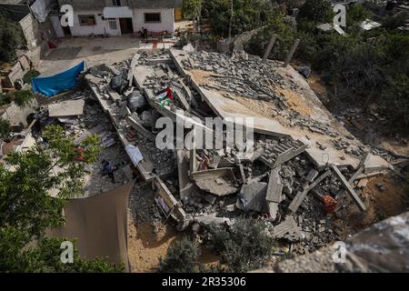 Gaza, Palästina. 22. Mai 2023. (INT) die Palästinenser sitzen auf ihrem Haus, das von den israelischen Besatzungsflugzeugen zerstört wurde. 22. Mai 2023, Gaza, Palästina: Palästinenser aus der Familie Nabhan sitzen auf den Trümmern ihres Hauses, das von den israelischen Besatzungsflugzeugen in Jabalia im nördlichen Gazastreifen zerstört wurde. Mehr als 50 Menschen lebten im Haus, darunter 5 Menschen mit besonderen Bedürfnissen. Kredit: Saher Elghorra/Thenews2 (Foto: Saher Elghorra/Thenews2/Zumapress) (Kredit: © Saher Elghorra/TheNEWS2 via ZUMA Press Wire) NUR REDAKTIONELLE VERWENDUNG! Nicht für den kommerziellen GEBRAUCH! Stockfoto