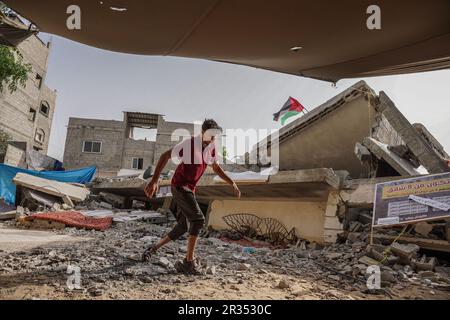 Gaza, Palästina. 22. Mai 2023. (INT) die Palästinenser sitzen auf ihrem Haus, das von den israelischen Besatzungsflugzeugen zerstört wurde. 22. Mai 2023, Gaza, Palästina: Palästinenser aus der Familie Nabhan sitzen auf den Trümmern ihres Hauses, das von den israelischen Besatzungsflugzeugen in Jabalia im nördlichen Gazastreifen zerstört wurde. Mehr als 50 Menschen lebten im Haus, darunter 5 Menschen mit besonderen Bedürfnissen. Kredit: Saher Elghorra/Thenews2 (Foto: Saher Elghorra/Thenews2/Zumapress) (Kredit: © Saher Elghorra/TheNEWS2 via ZUMA Press Wire) NUR REDAKTIONELLE VERWENDUNG! Nicht für den kommerziellen GEBRAUCH! Stockfoto