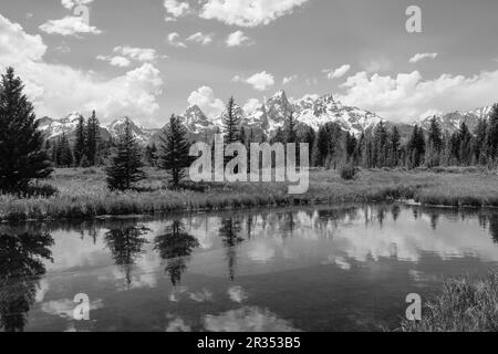 Die Grand Teton Mountains und ihre Reflexion am Snake River am Ufer von Wyoming, USA Stockfoto