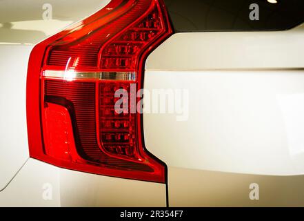 Detail des Hecks eines silbernen Autos Stockfoto