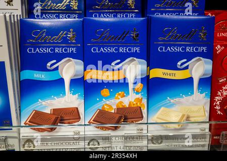 Lindt Chocolatier ist ein Schweizer Süßwarenladen in der 34. Street nahe Herald Square in New York City, USA 2023 Stockfoto