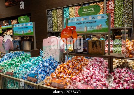 Lindt Chocolatier ist ein Schweizer Süßwarenladen in der 34. Street nahe Herald Square in New York City, USA 2023 Stockfoto