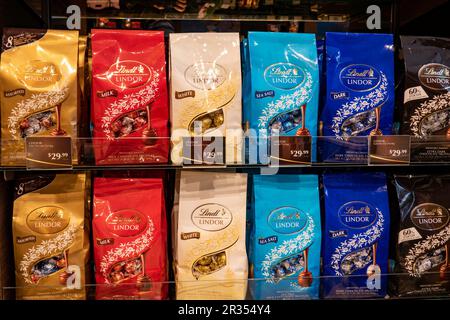 Lindt Chocolatier ist ein Schweizer Süßwarenladen in der 34. Street nahe Herald Square in New York City, USA 2023 Stockfoto