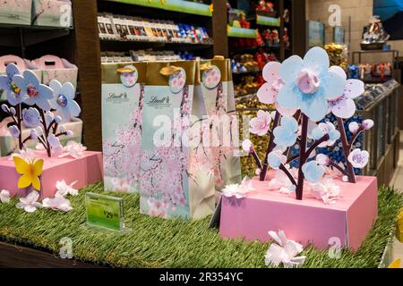 Lindt Chocolatier ist ein Schweizer Süßwarenladen in der 34. Street nahe Herald Square in New York City, USA 2023 Stockfoto