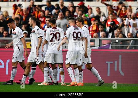 Stadio Olimpico, Rom, Italien. 22. Mai 2023. Serie A Fußball; Rom gegen Salernitana; die Spieler von Salernitana feiern Antonio Cantreva mit seinem Tor für 0-1 in den 12. Minuten Credit: Action Plus Sports/Alamy Live News Stockfoto