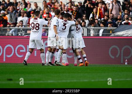 Stadio Olimpico, Rom, Italien. 22. Mai 2023. Serie A Fußball; Rom gegen Salernitana; die Spieler von Salernitana feiern Antonio Cantreva mit seinem Tor für 0-1 in den 12. Minuten Credit: Action Plus Sports/Alamy Live News Stockfoto