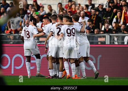 Stadio Olimpico, Rom, Italien. 22. Mai 2023. Serie A Fußball; Rom gegen Salernitana; die Spieler von Salernitana feiern Antonio Cantreva mit seinem Tor für 0-1 in den 12. Minuten Credit: Action Plus Sports/Alamy Live News Stockfoto