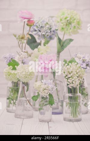 Blumen in Flaschen Stockfoto