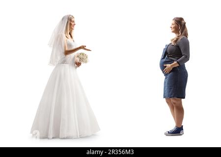 Profilaufnahme einer Braut, die mit einer schwangeren Frau spricht, isoliert auf weißem Hintergrund Stockfoto