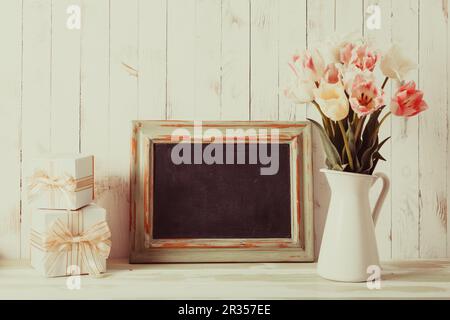 Tulpen und Tafel Stockfoto