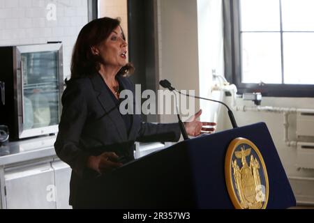 NEW YORK, NY - Mai 22: New York State Governor Kathy Hochul, New York City Mayor Eric Adams und andere gewählte Amtsträger wie die USA Kongressmitglied Jerry Nadler, Manuel Castro, Commissioner, NYC Mayor's Office of Immigrant Affairs und andere gewählte Amtsträger und Befürworter von Asylsuchenden fordern eine beschleunigte Arbeitsgenehmigung für Asylsuchende, die am 22. Mai 2023 in Industry City am 21. Mai 2023 in Brooklyn, New York City stattfand. Chris Moore/MediaPunch Stockfoto